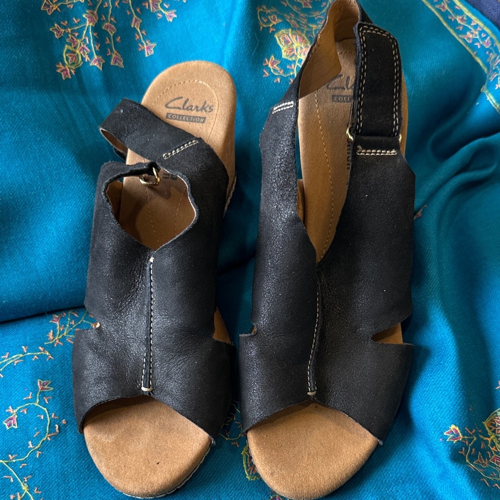 Clarks Women's Black and Tan Sandals